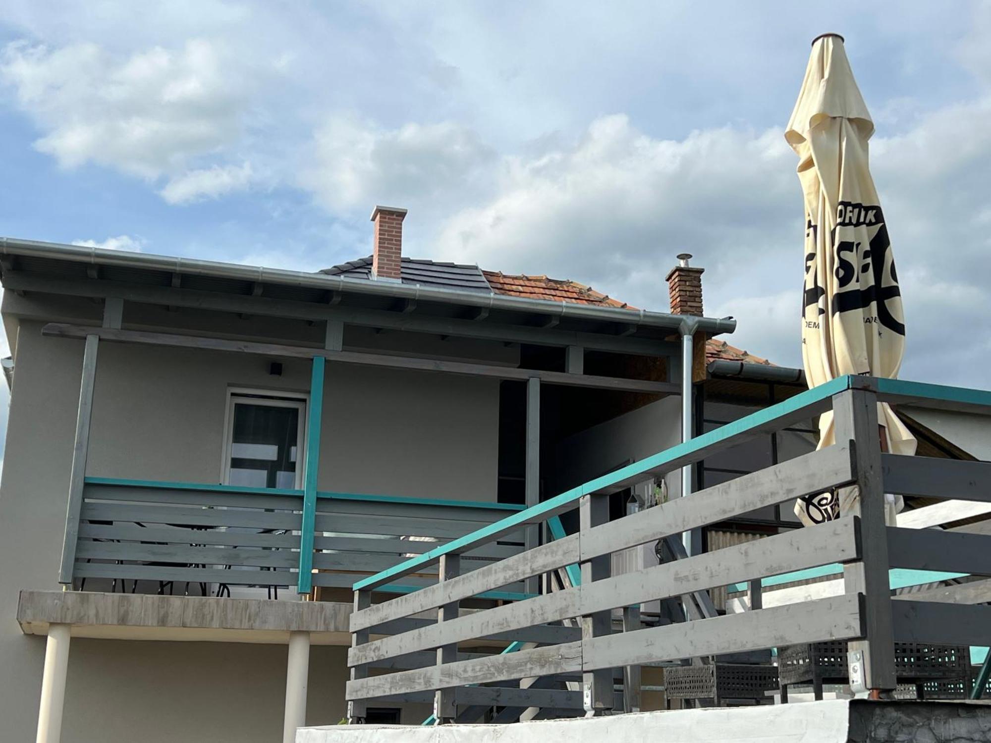 Szarkafeszek Otel Kestel Dış mekan fotoğraf